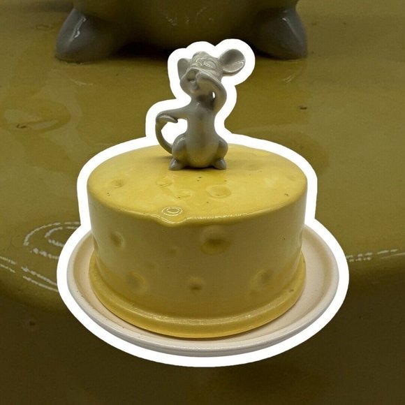 Cheese Dome In The Shape Of A Cheese Wheel w/Mouse Eating a Slice As a Handle - Picture 4 of 16